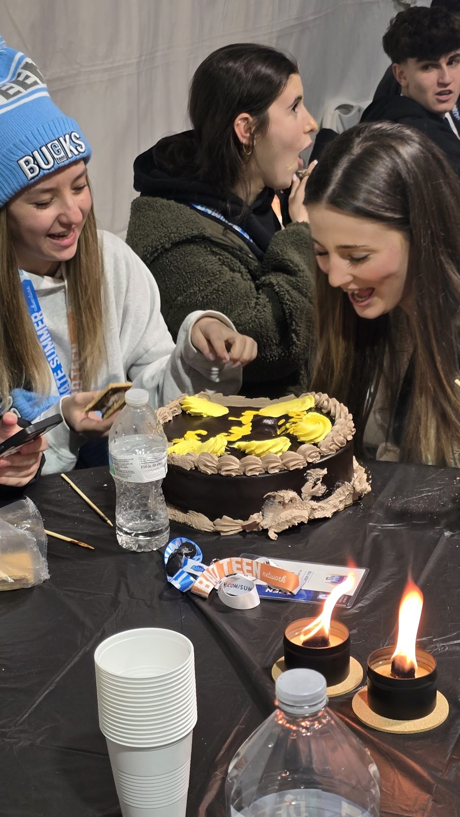 Teens talking around the tables at a CTeen Bucks Shabbaton meal